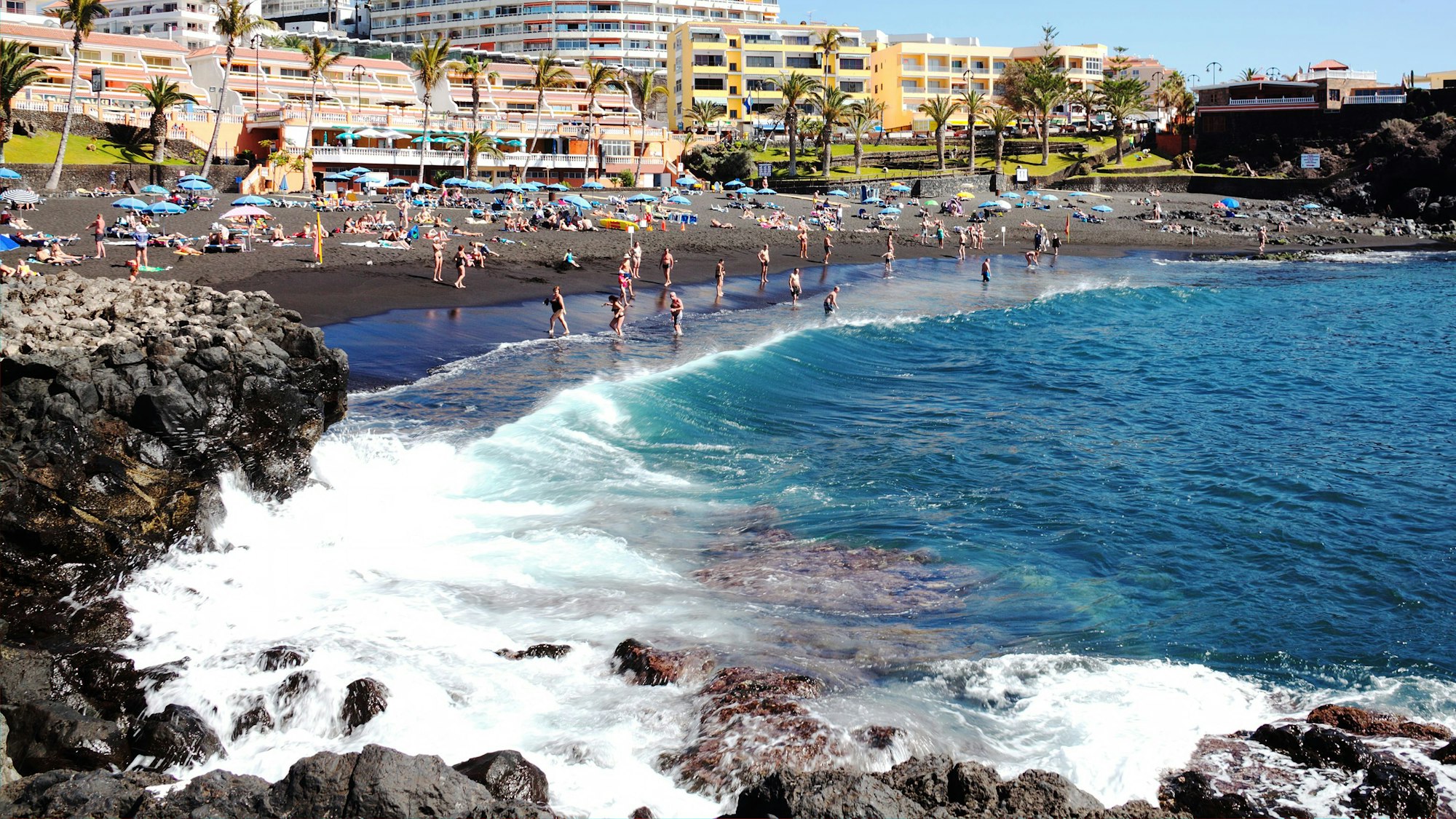 Vom Playa de la Arena können Bootstouren zum Whale-Watching oder zu den beeindruckenden Klippen Los Gigantes gebucht werden.