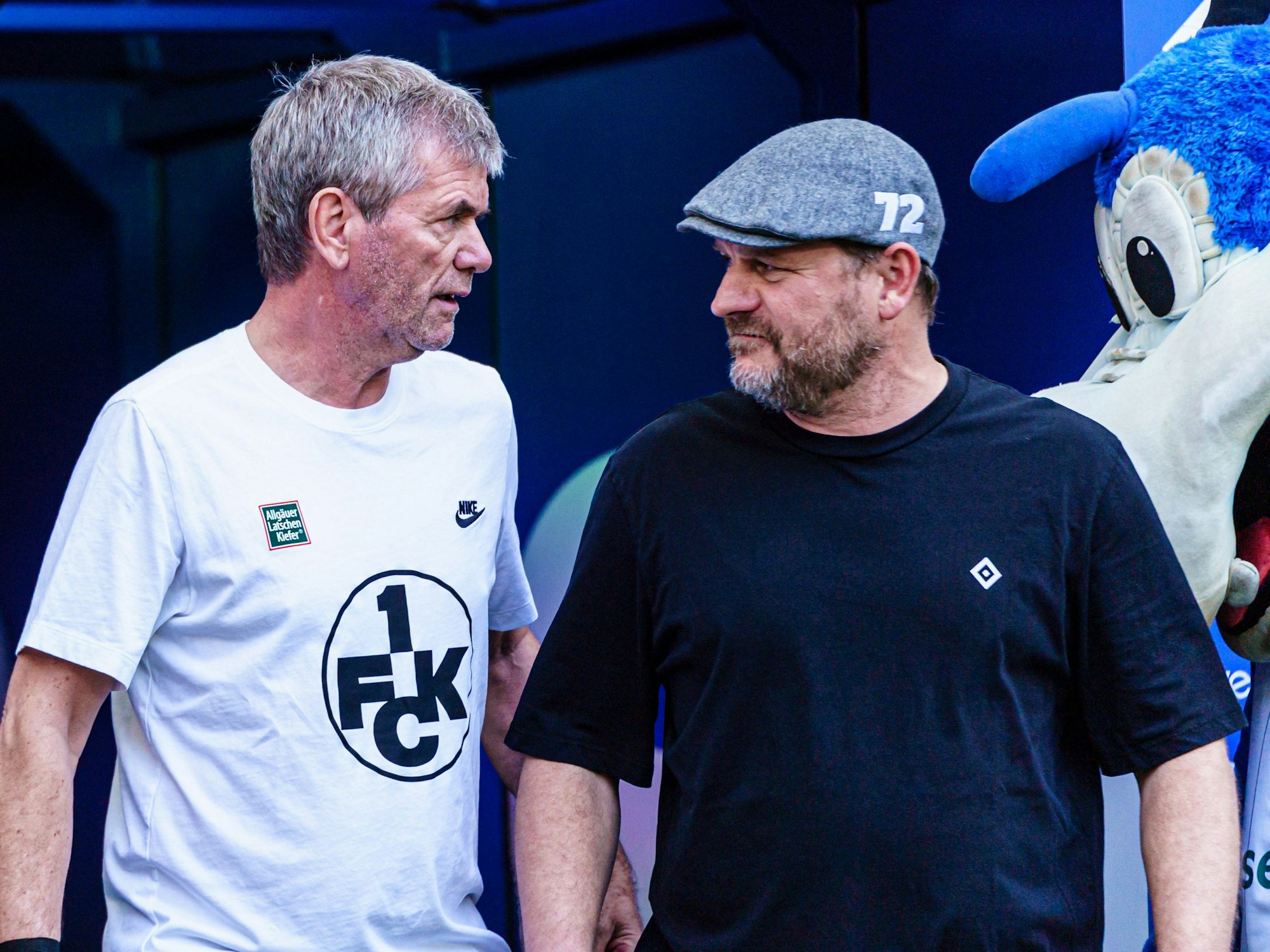 Zwei Ex-FC-Trainer unter sich: Friedhelm Funkel (l.) und Steffen Baumgart am 6. April 2024 vor einem Spiel des 1. FC Kaiserslautern beim Hamburger SV.