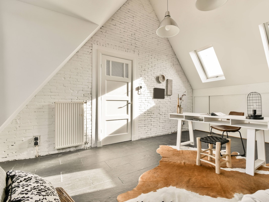 Dachgeschosswohnungen bestechen durch ihre Dachschrägen, doch gerade im Sommer steigen die Temperaturen oft ins Unerträgliche (Symbolbild).