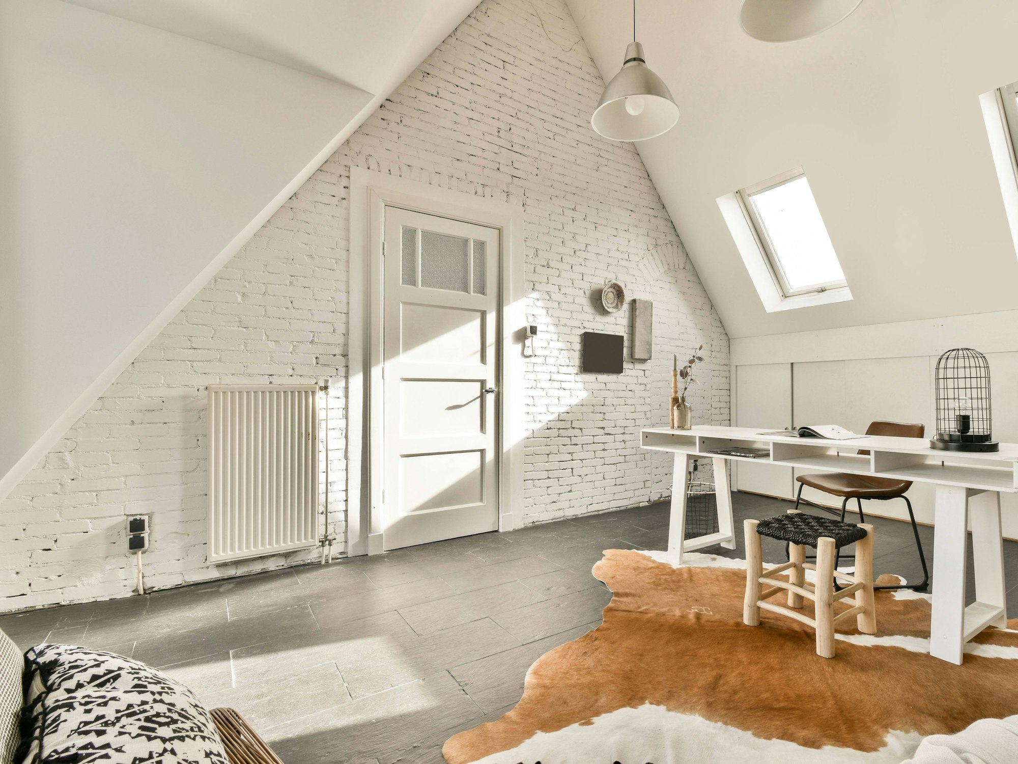 Dachgeschosswohnungen bestechen durch ihre Dachschrägen, doch gerade im Sommer steigen die Temperaturen oft ins Unerträgliche (Symbolbild).