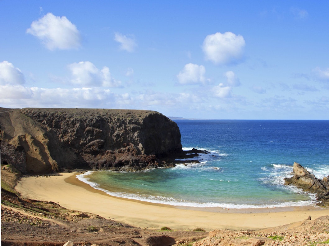 Die Playas de Papagayo gehören zu den schönsten Stränden auf Lanzarote.