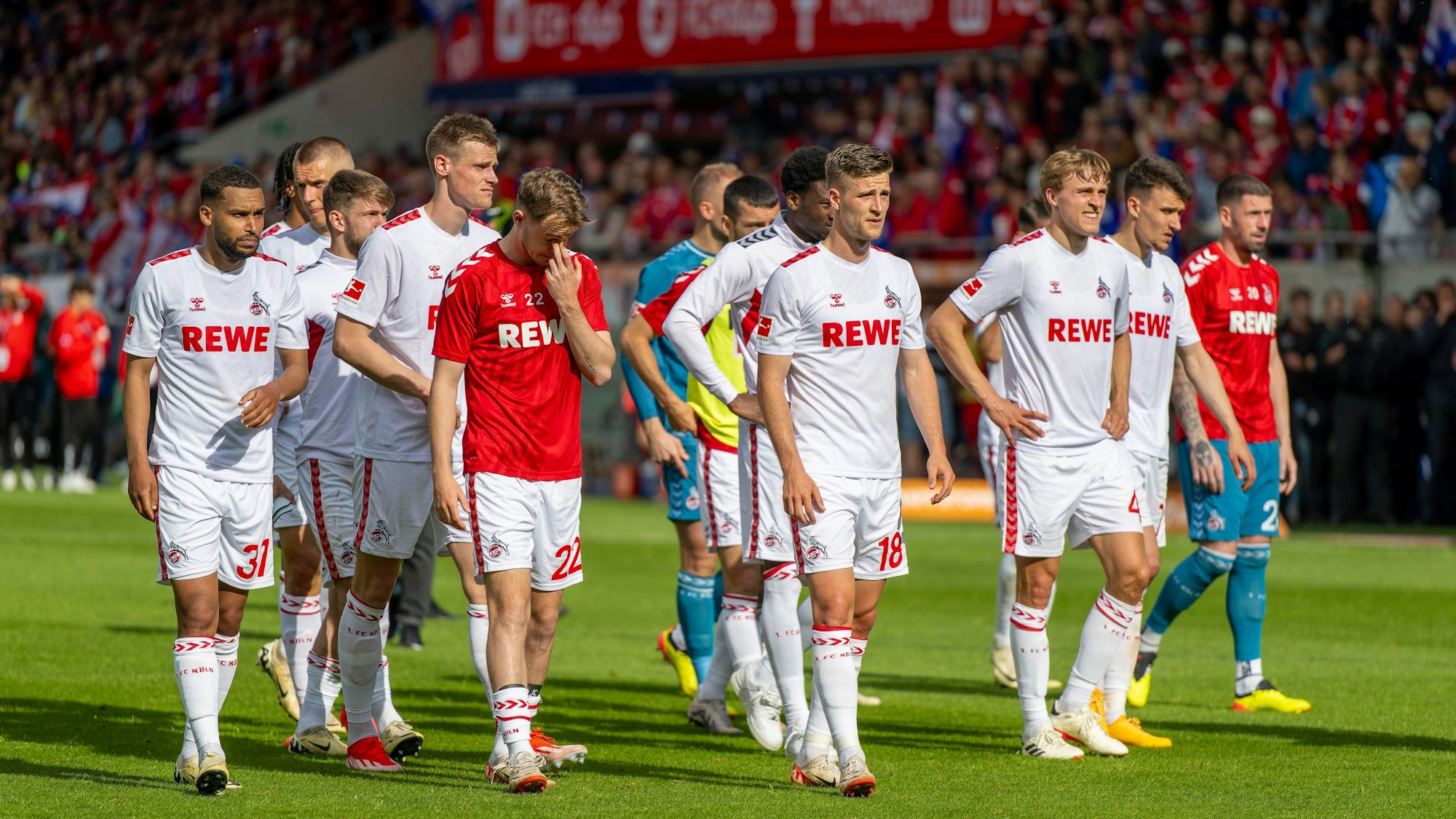 1. FC Heidenheim gegen 1. FC Köln, in der Voith-Arena: Frustrierte Kölner nach dem Spiel, jetzt steht der Abstieg fest.
