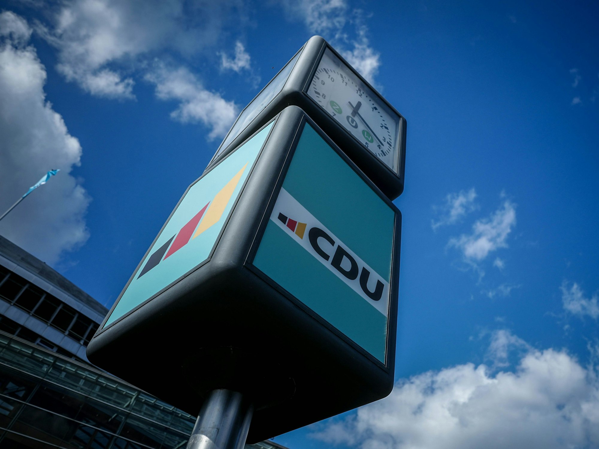 Das neue CDU-Logo ist vor dem Konrad-Adenauer-Haus, der CDU-Parteizentrale, zu sehen.