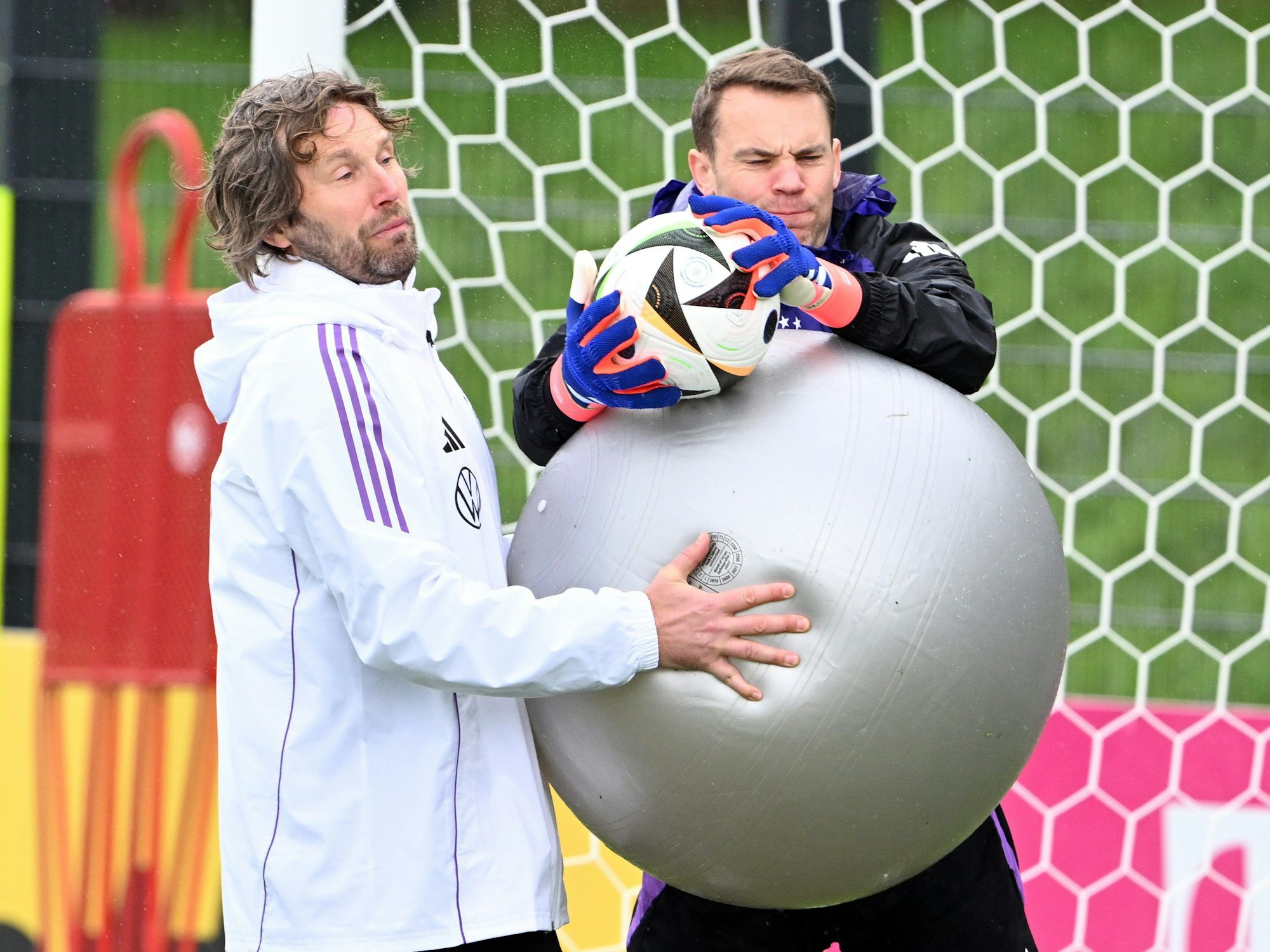 Deutschlands Torwarttrainer Stefan Wessels (l) und Torwart Manuel Neuer in Aktion während des Trainings.
