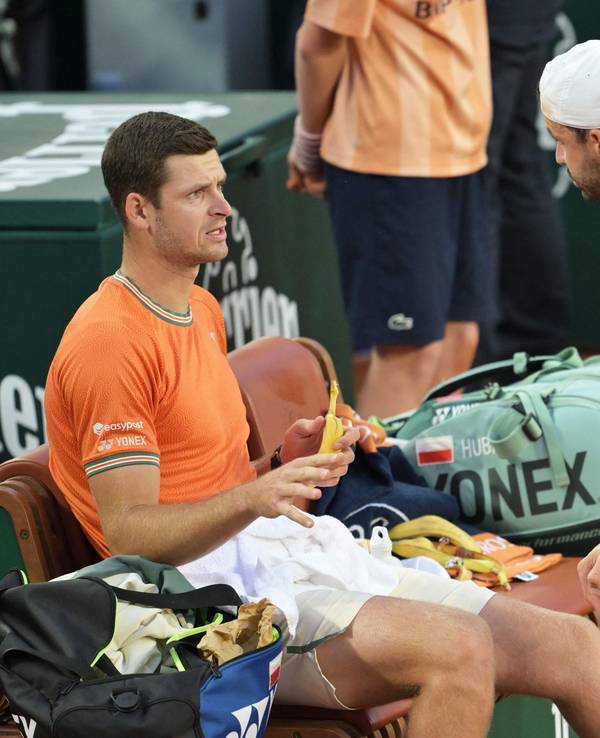 Hubert Hurkacz (l.) spricht am 2. Juni 2024 bei den French Open mit seinem Gegner Grigor Dimitrow.