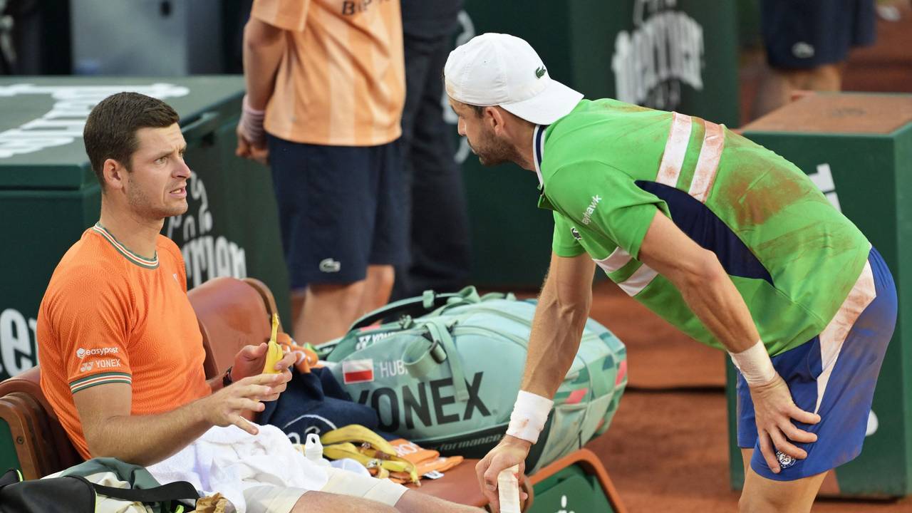 Hubert Hurkacz (l.) spricht am 2. Juni 2024 bei den French Open mit seinem Gegner Grigor Dimitrow.