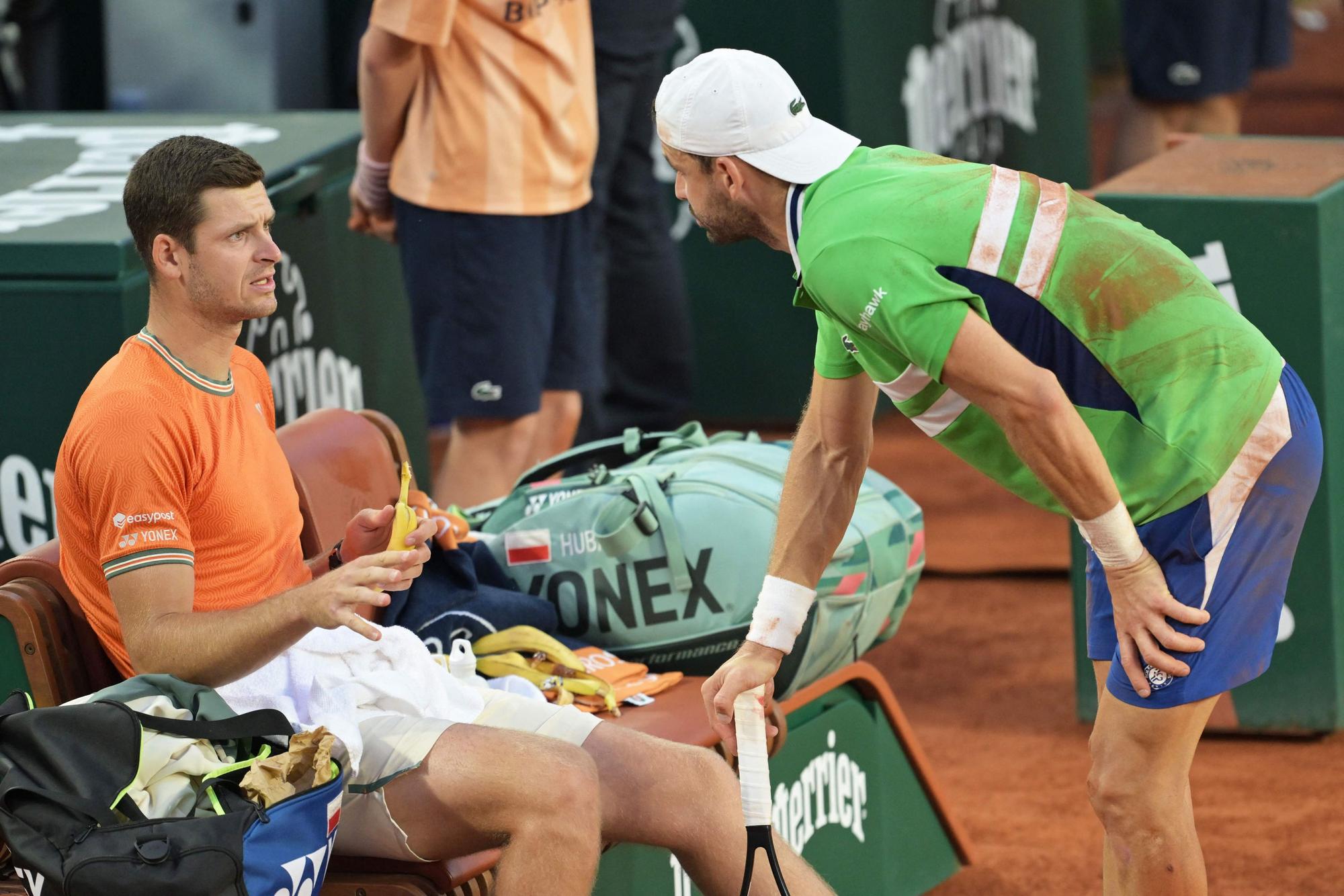 Hubert Hurkacz (l.) spricht am 2. Juni 2024 bei den French Open mit seinem Gegner Grigor Dimitrow.