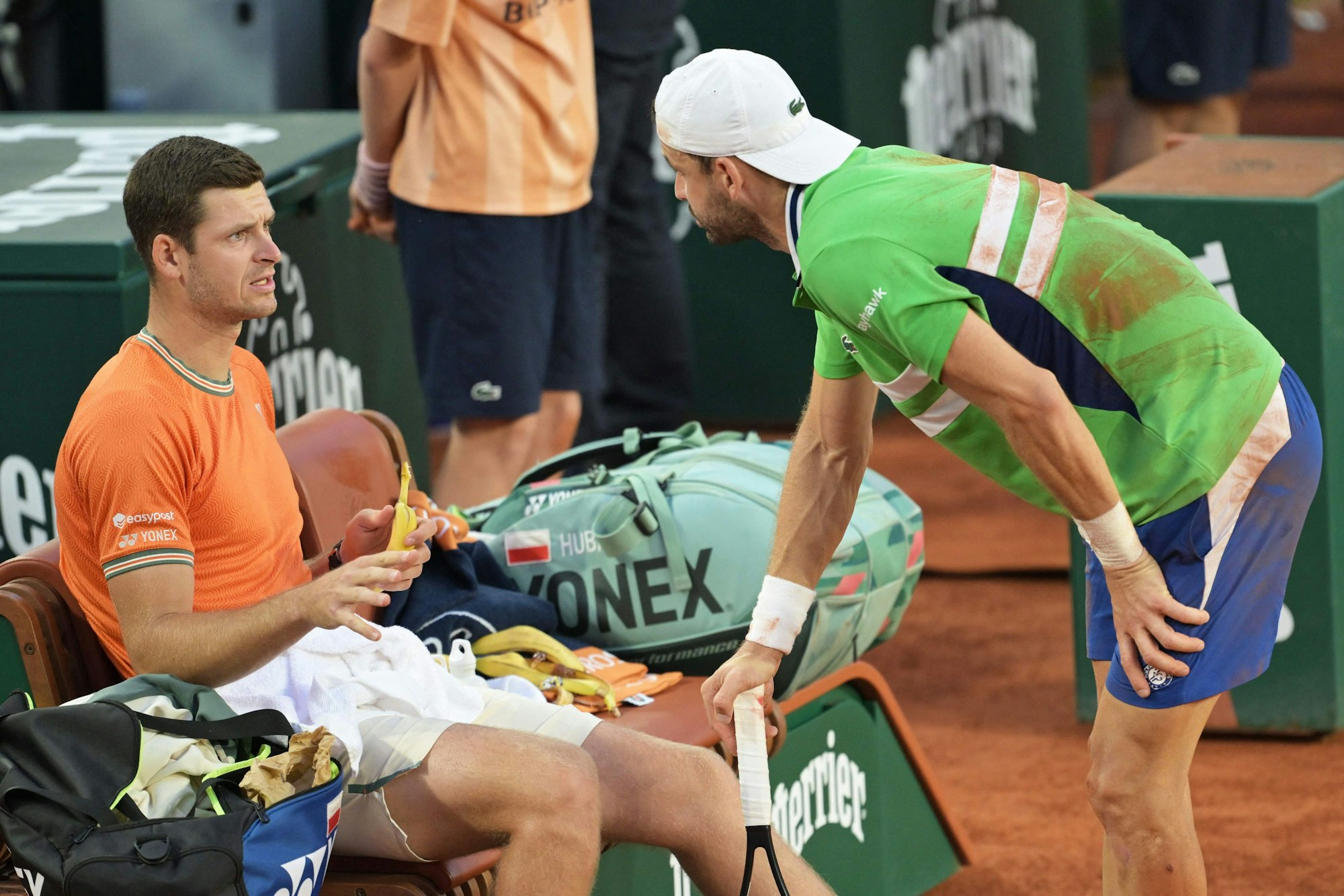 Hubert Hurkacz (l.) spricht am 2. Juni 2024 bei den French Open mit seinem Gegner Grigor Dimitrow.