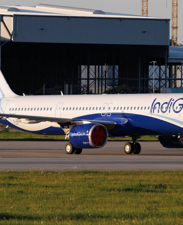Ein Airbus der Airline IndiGo auf dem Rollfeld.