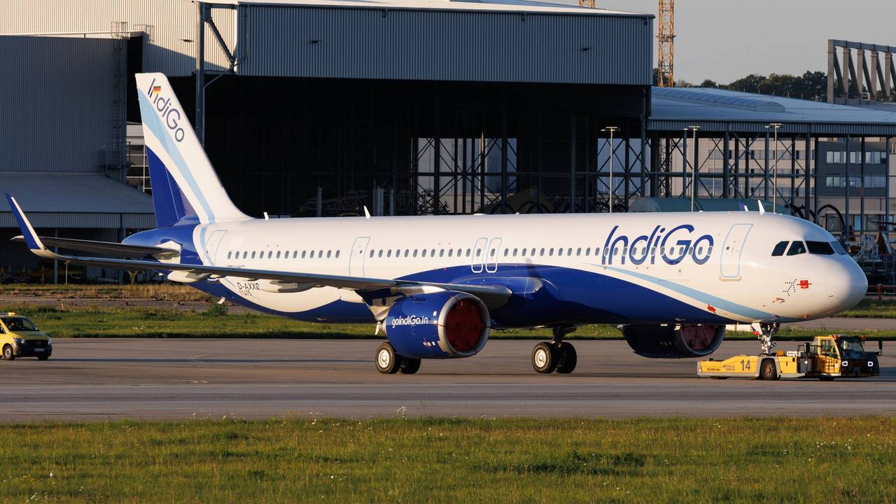 Ein Airbus der Airline IndiGo auf dem Rollfeld.