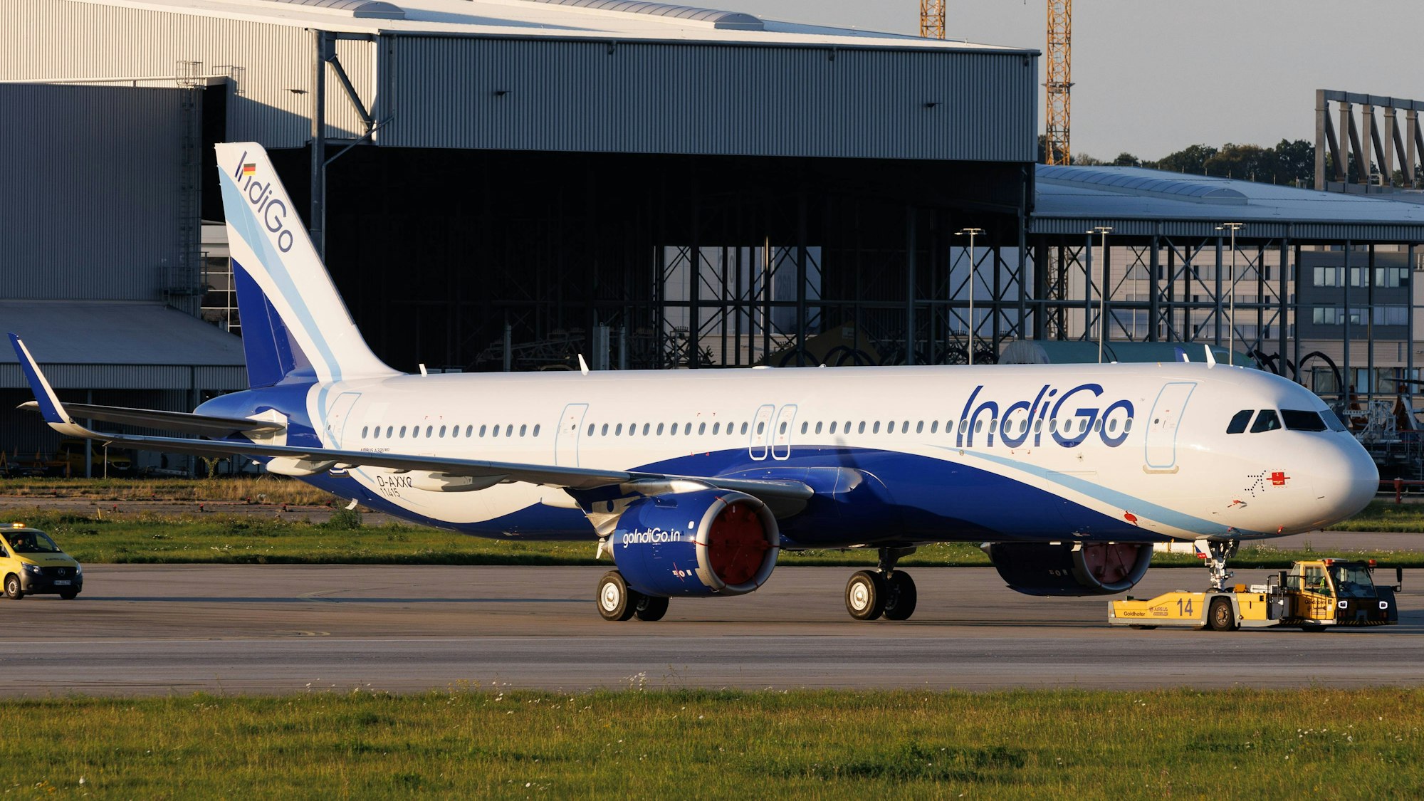 Ein Airbus der Airline IndiGo auf dem Rollfeld.