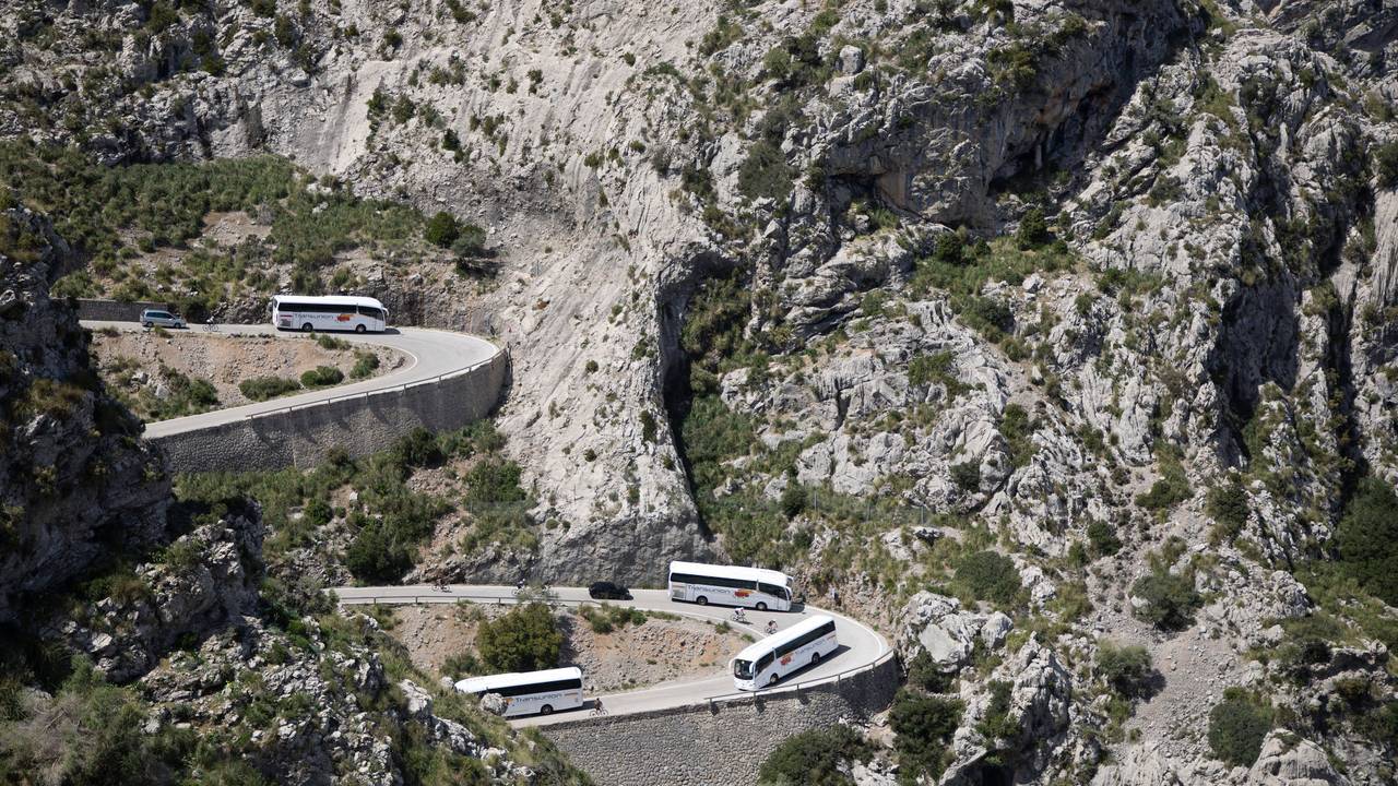 Blick auf die Straße zum Strand von Sa Calobra im Tramuntana-Gebirge auf Mallorca.