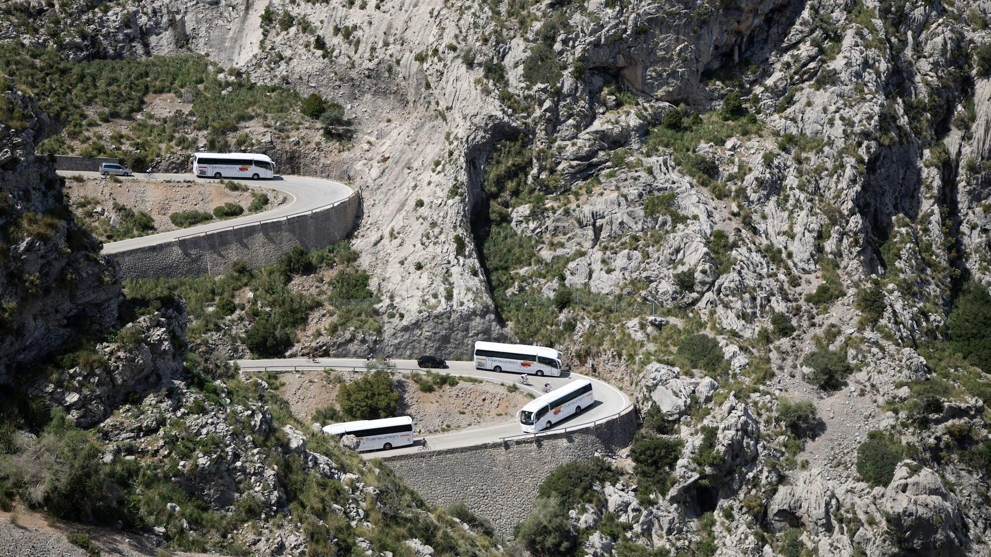 Blick auf die Straße zum Strand von Sa Calobra im Tramuntana-Gebirge auf Mallorca.