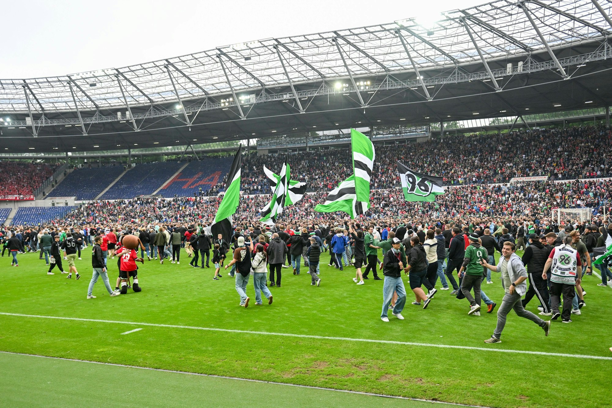 Die Fans von Hannover 96 feiern den Aufstieg der zweiten Mannschaft.