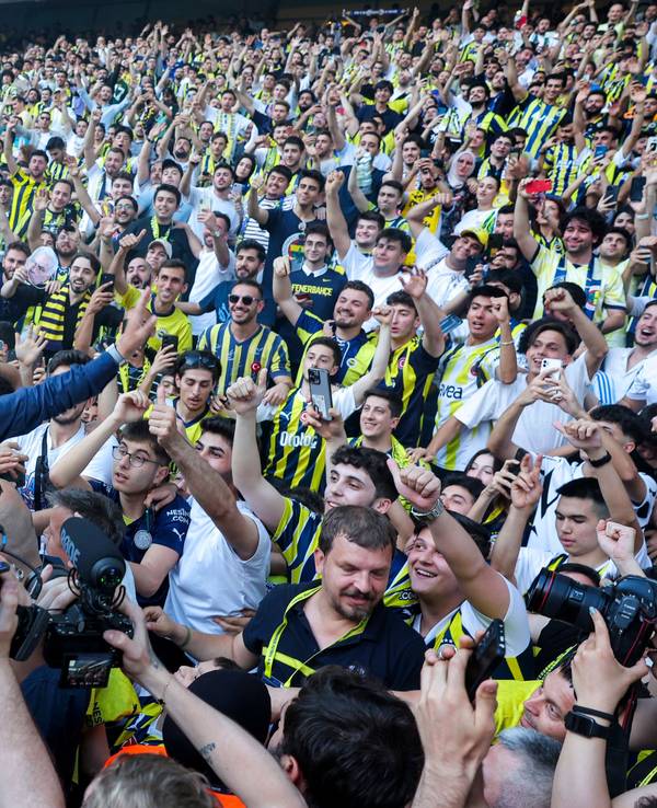 José Mourinho im Fenerbahce-Stadion im Bad der Menge.