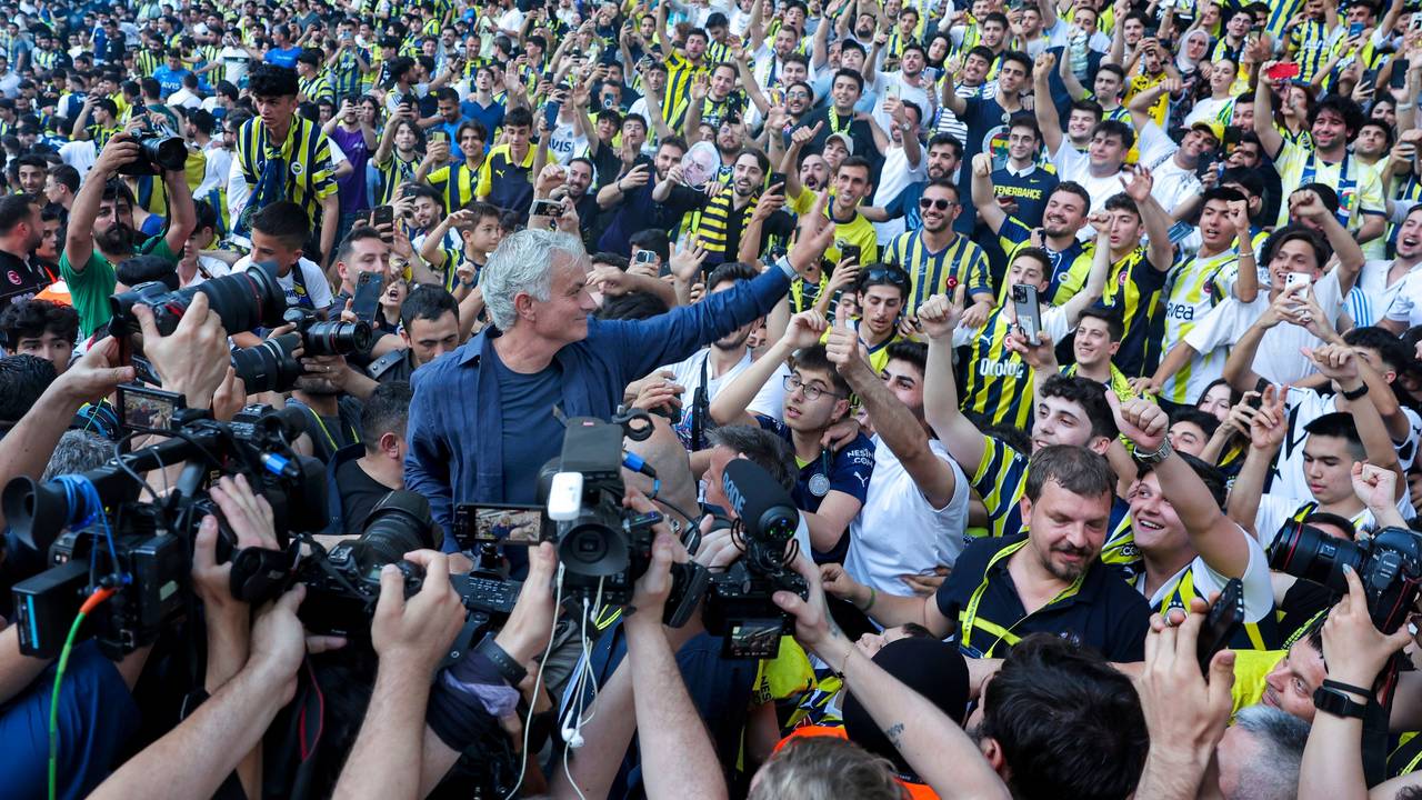 José Mourinho im Fenerbahce-Stadion im Bad der Menge.