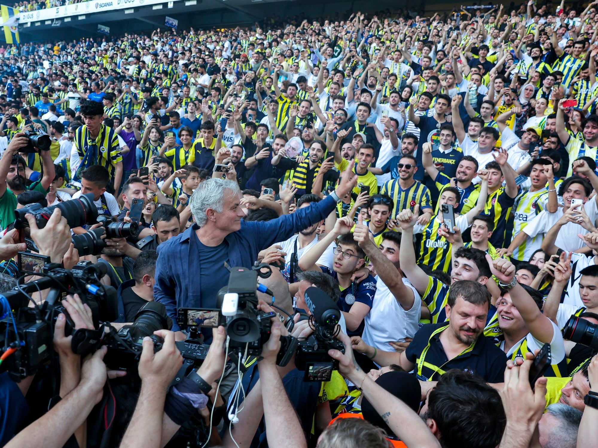 José Mourinho im Fenerbahce-Stadion im Bad der Menge.