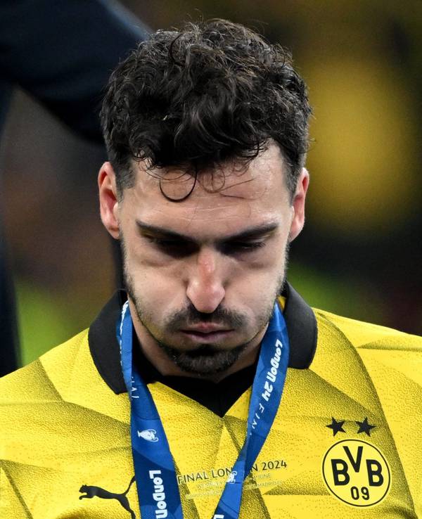 Dortmunds Mats Hummels reagiert nach der Medaillenübergabe.