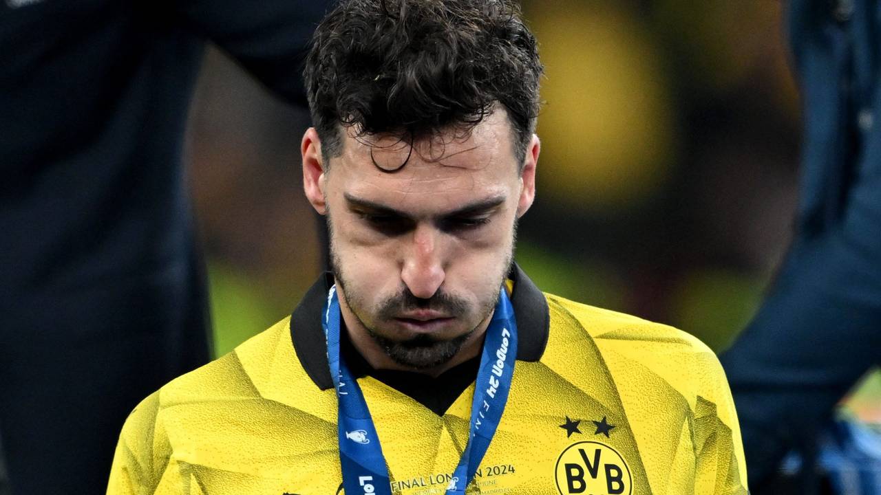 Dortmunds Mats Hummels reagiert nach der Medaillenübergabe.