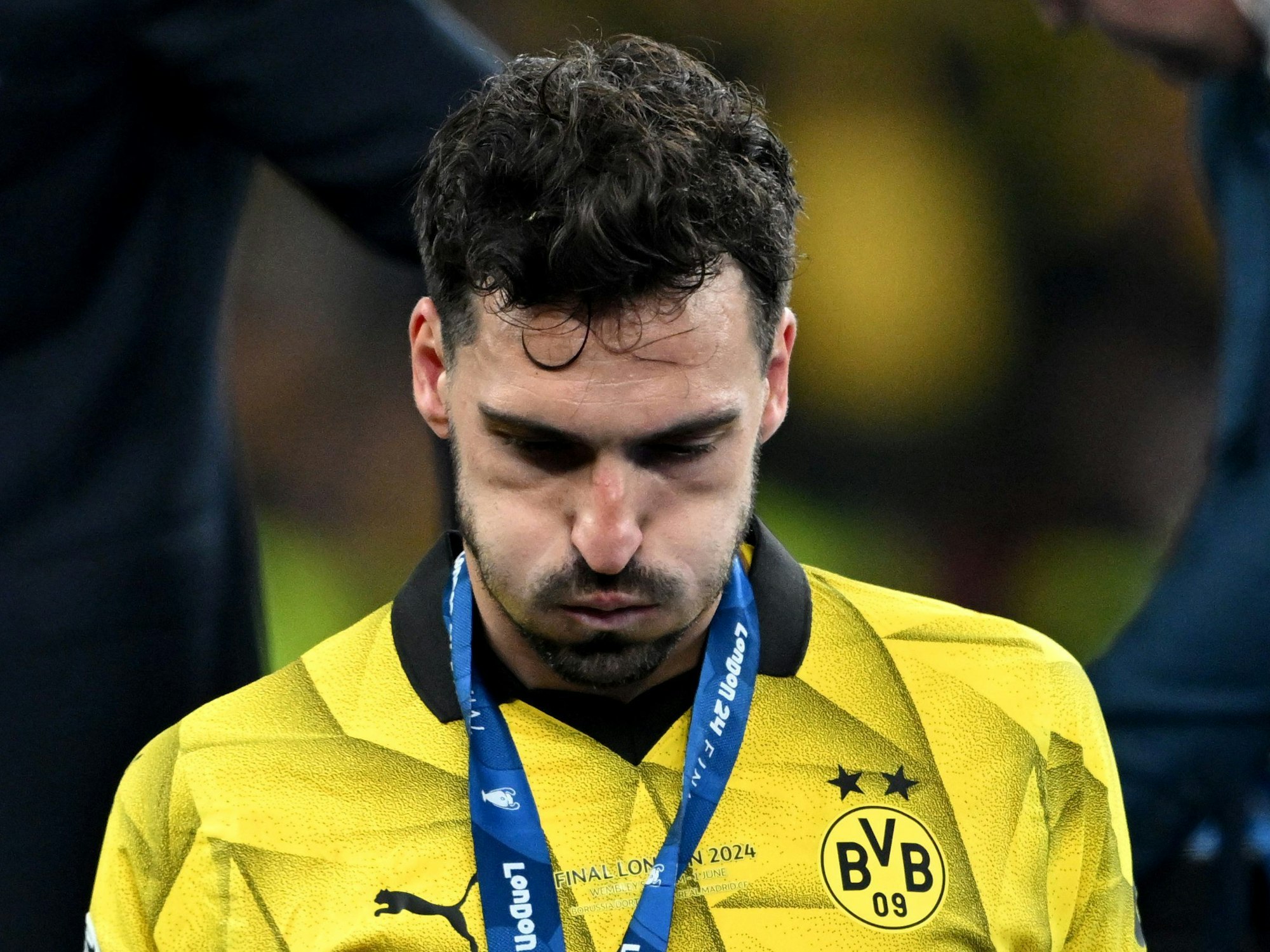 Dortmunds Mats Hummels reagiert nach der Medaillenübergabe.