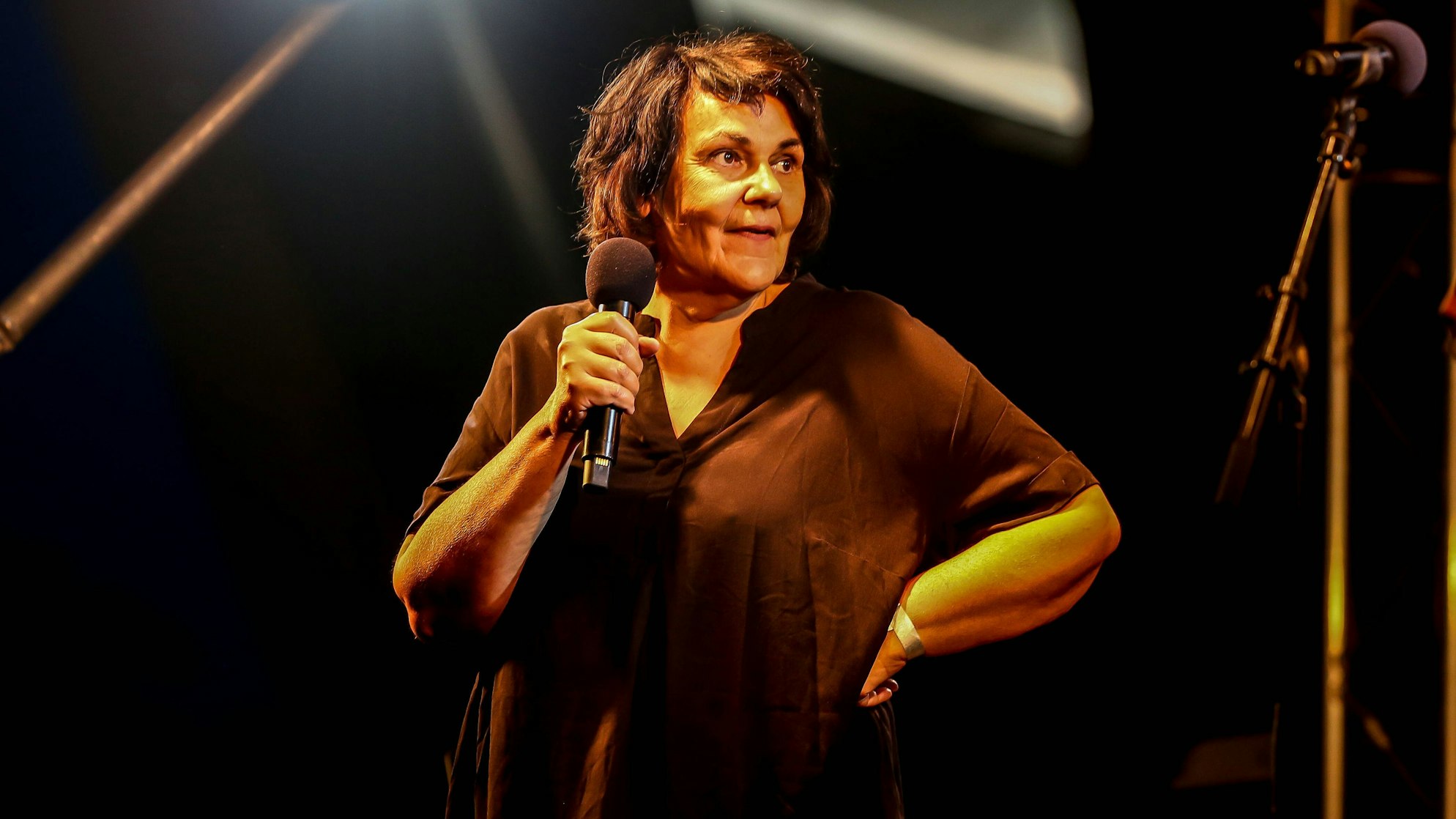 Christiane Rösinger steht auf der Bühne.