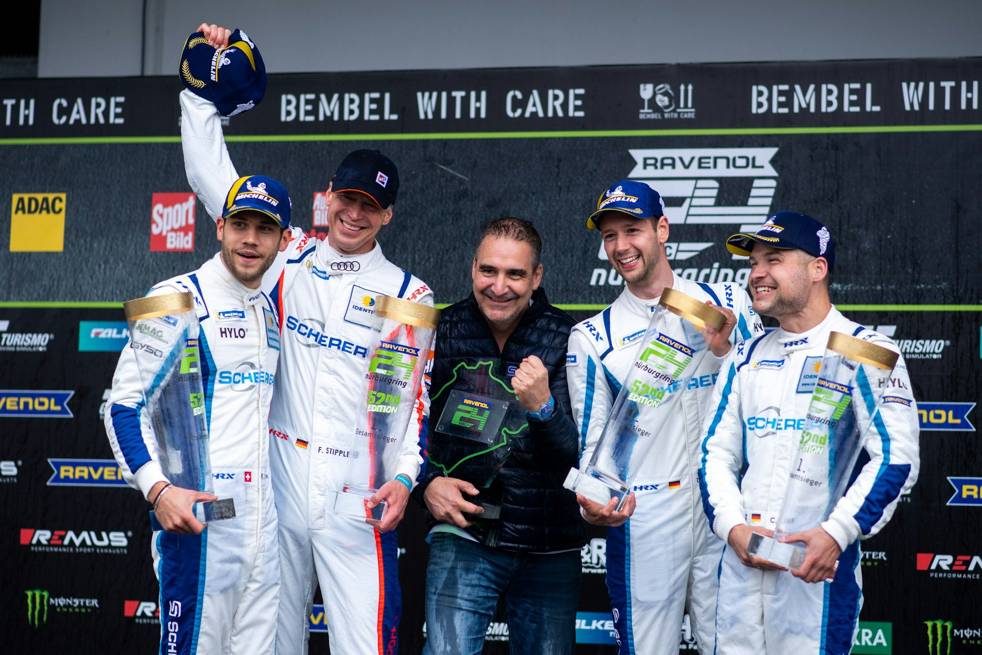 Das Audi-Quartett Ricardo Feller, Frank Stippler, Dennis Marschall und Christopher Mies jubelt über den Sieg beim 24-Stunden-Rennen auf dem Nürburgring.