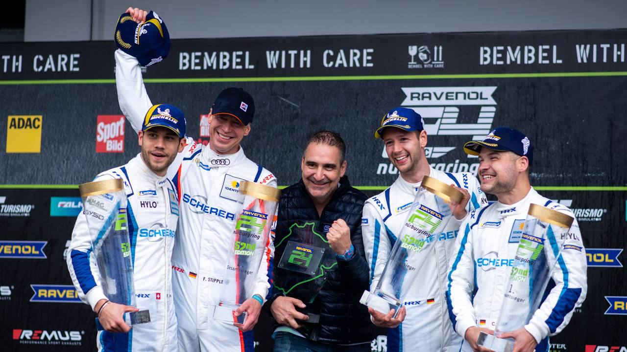 Das Audi-Quartett Ricardo Feller, Frank Stippler, Dennis Marschall und Christopher Mies jubelt über den Sieg beim 24-Stunden-Rennen auf dem Nürburgring.