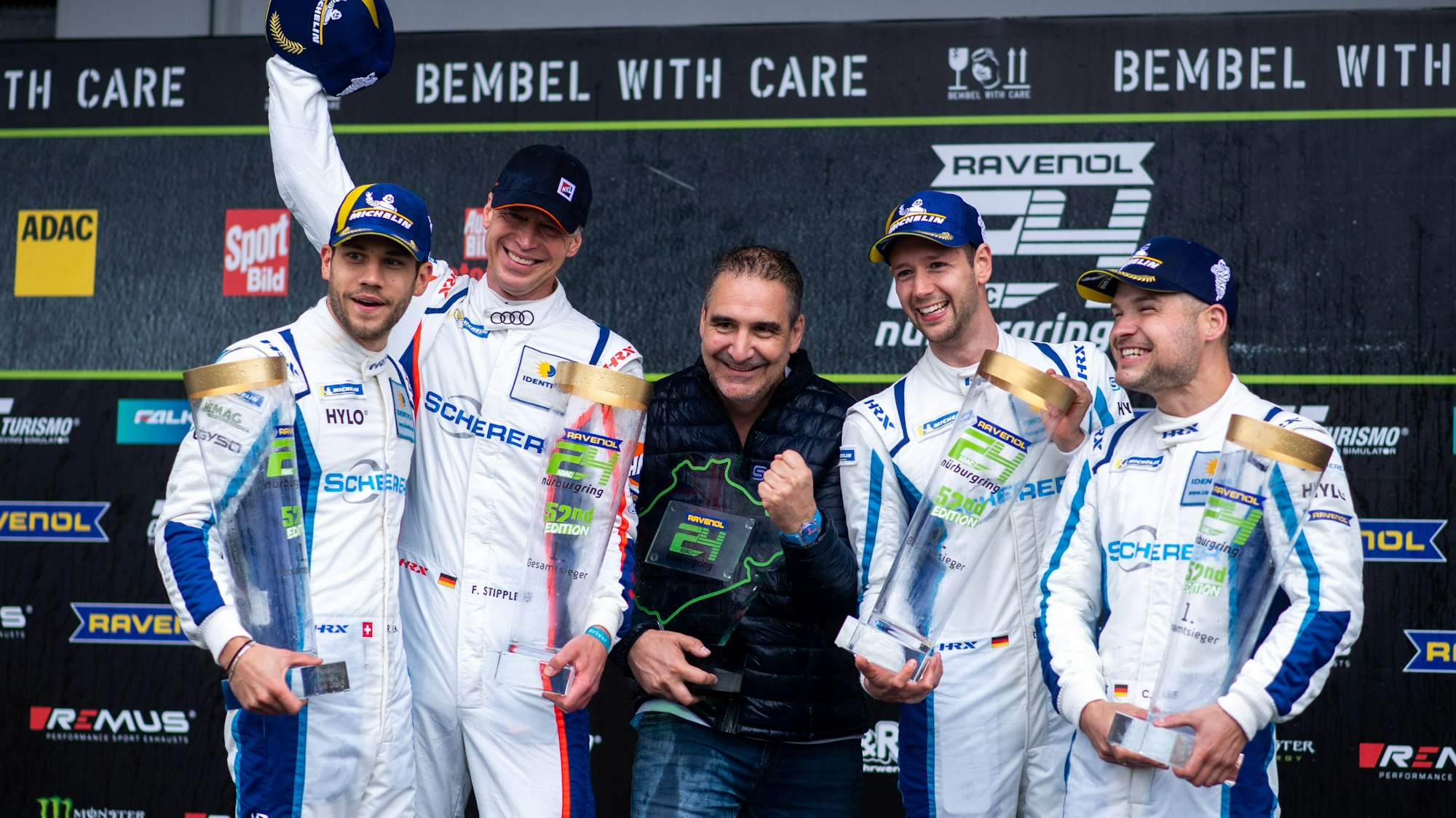 Das Audi-Quartett Ricardo Feller, Frank Stippler, Dennis Marschall und Christopher Mies jubelt über den Sieg beim 24-Stunden-Rennen auf dem Nürburgring.