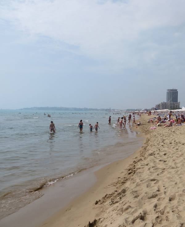 Touristen und Touristinnen baden am 08. Juni 2017 am Strand von Slantschew Brjag (Bulgarien).