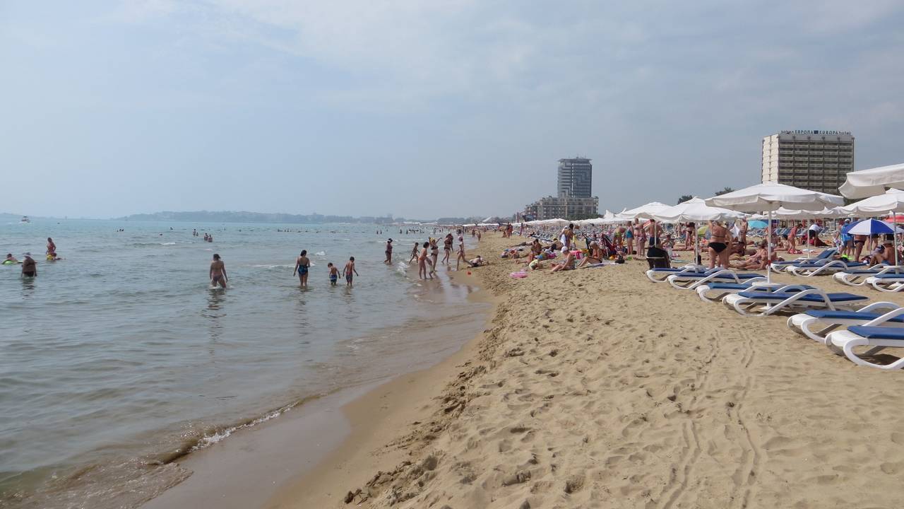 Touristen und Touristinnen baden am 08. Juni 2017 am Strand von Slantschew Brjag (Bulgarien).