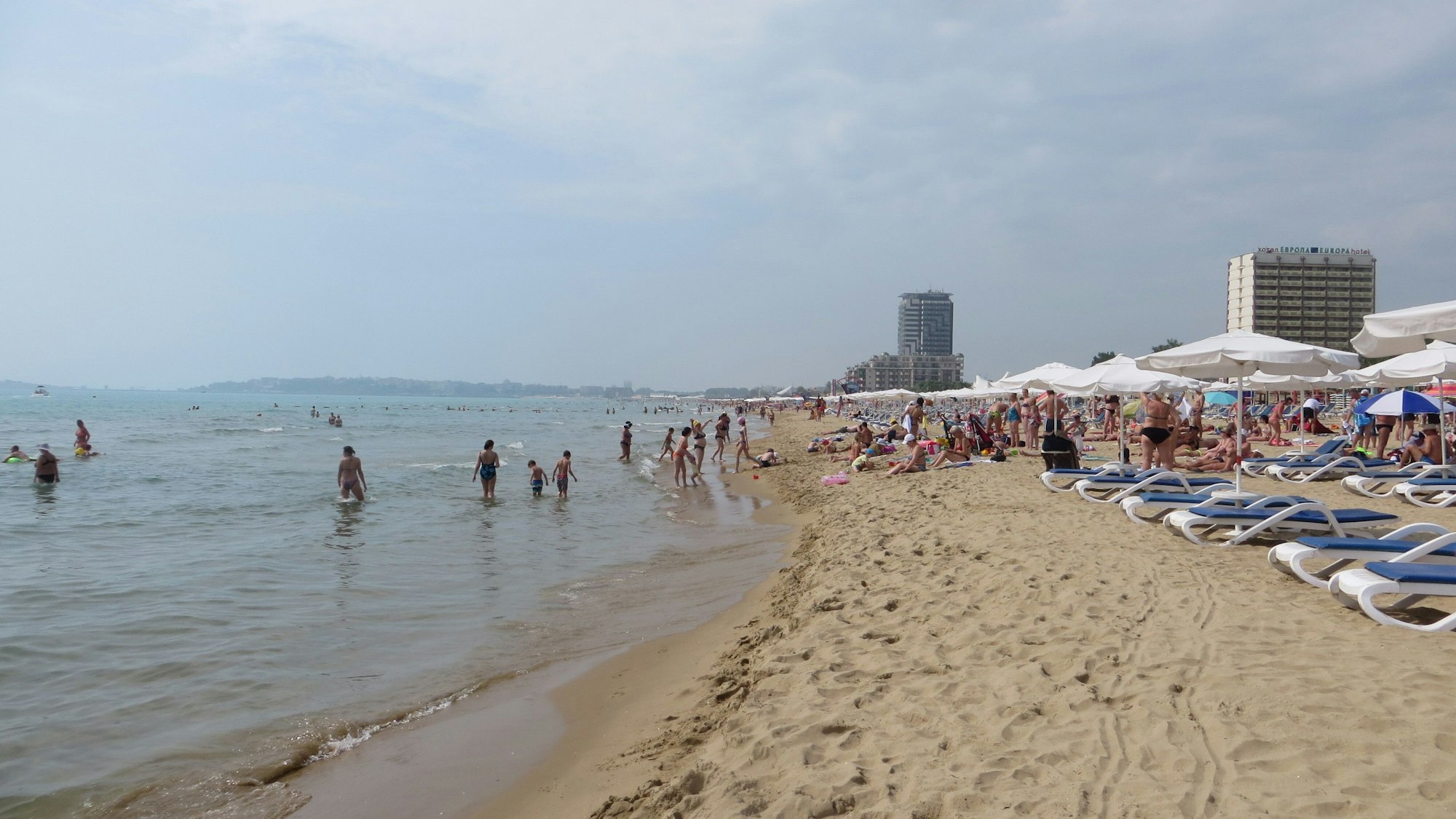 Touristen und Touristinnen baden am 08. Juni 2017 am Strand von Slantschew Brjag (Bulgarien).