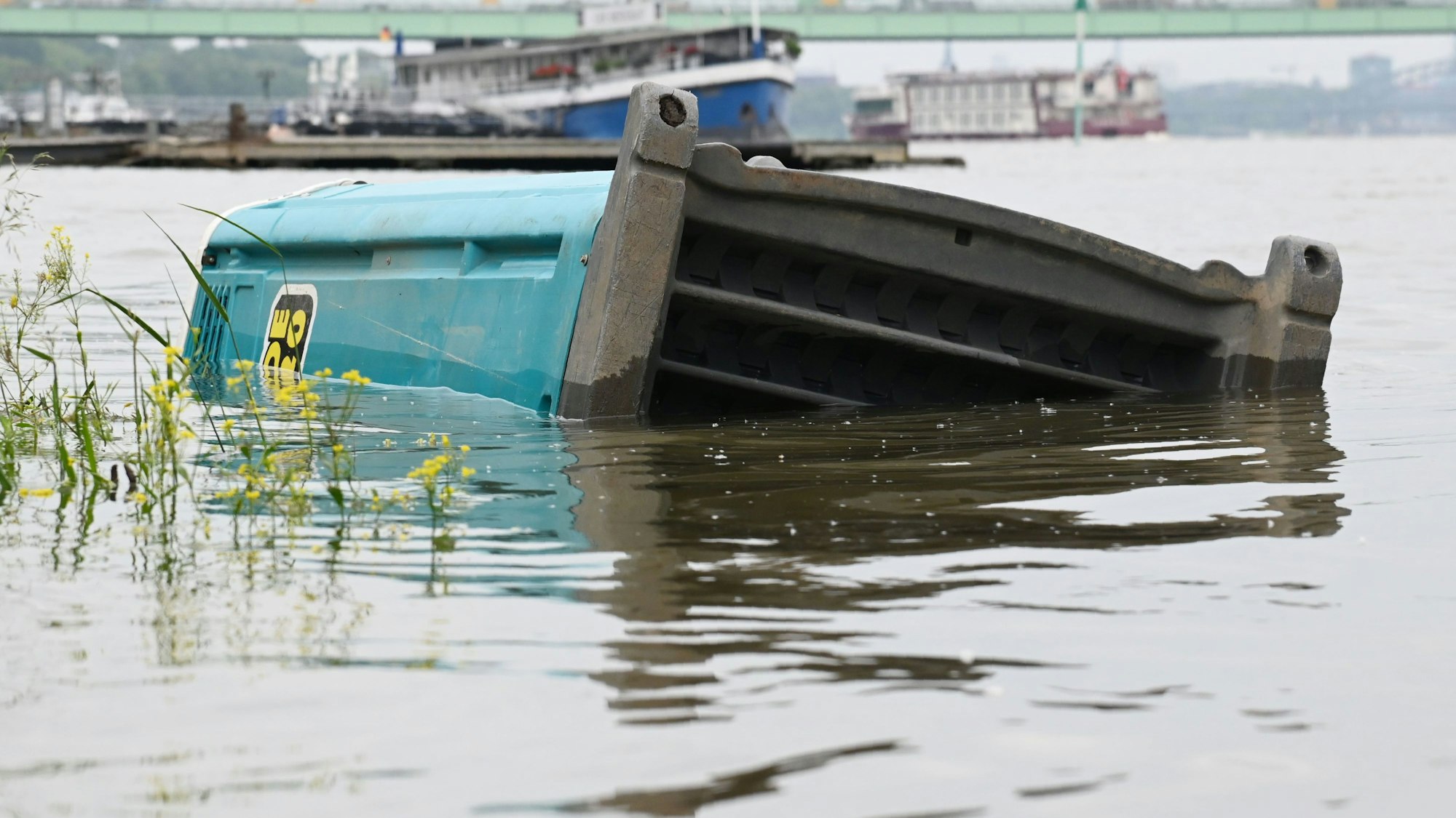 In Rodenkirchen treibt unter anderem diese mobile Toilette im Rhein.