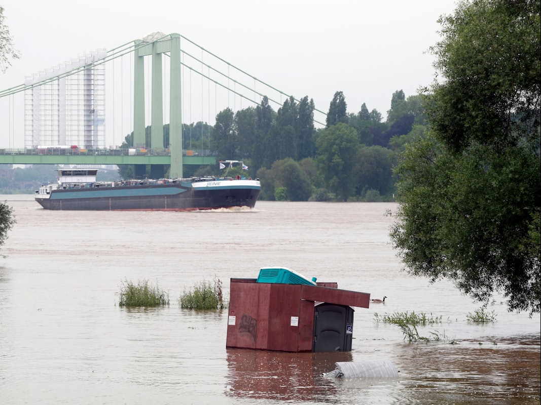 Der Rhein in Köln führt Hochwasser.