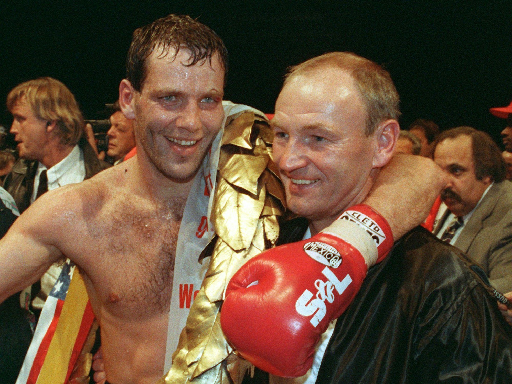 Box-Weltmeister Henry Maske (l) und sein damaliger Trainer Manfred Wolke lachen bei der Siegerehrung.