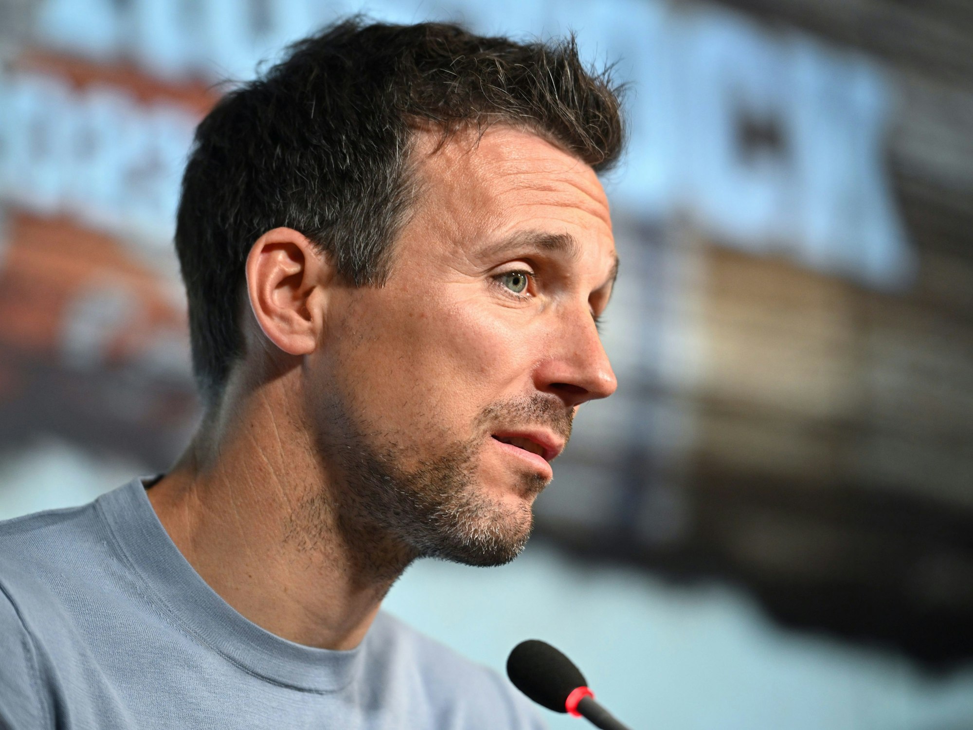 Karlsruhes Trainer Christian Eichner spricht nach dem 1:2-Sieg im Rahmen einer Pressekonferenz.