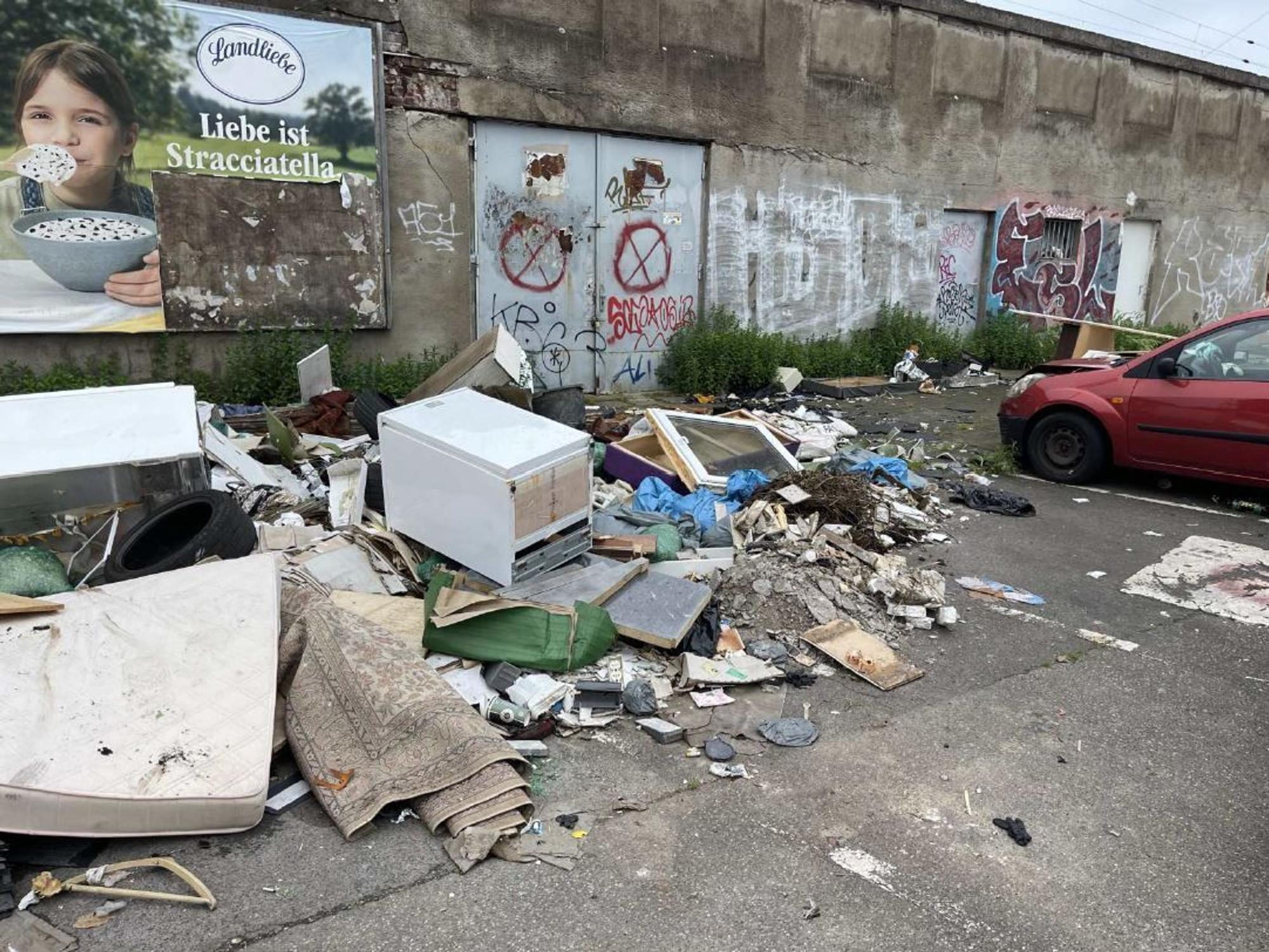 Foto einer illegalen Müllkippe in Köln-Gremberg. Unter anderem sind Matratzen und Teppiche zu sehen.