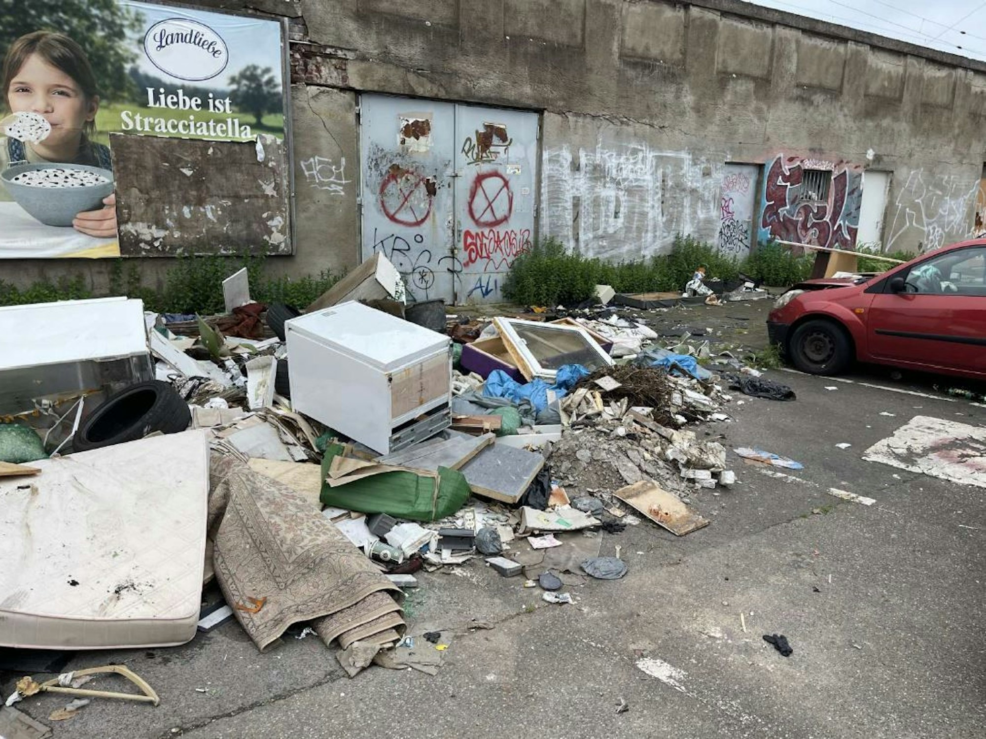 Foto einer illegalen Müllkippe in Köln-Gremberg. Unter anderem sind Matratzen und Teppiche zu sehen.