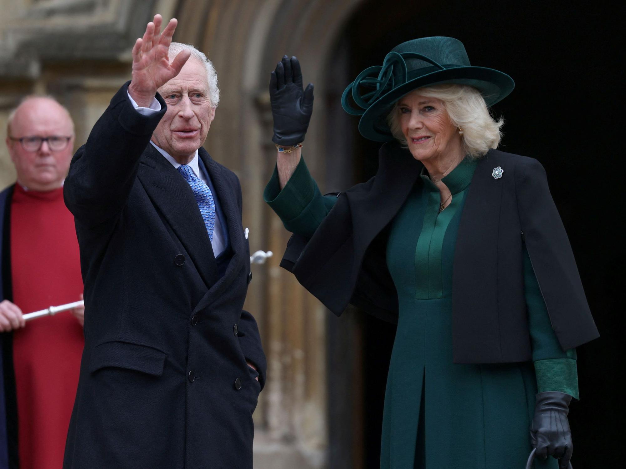 König Charles III. und Königin Camilla kommen zum Ostergottesdienst am Ostersonntag 2024 in der St. George's Chapel auf Schloss Windsor an. Der Monarch und seine Frau ziehen sich immer öfter auf die Residenz vor den Toren Londons zurück.