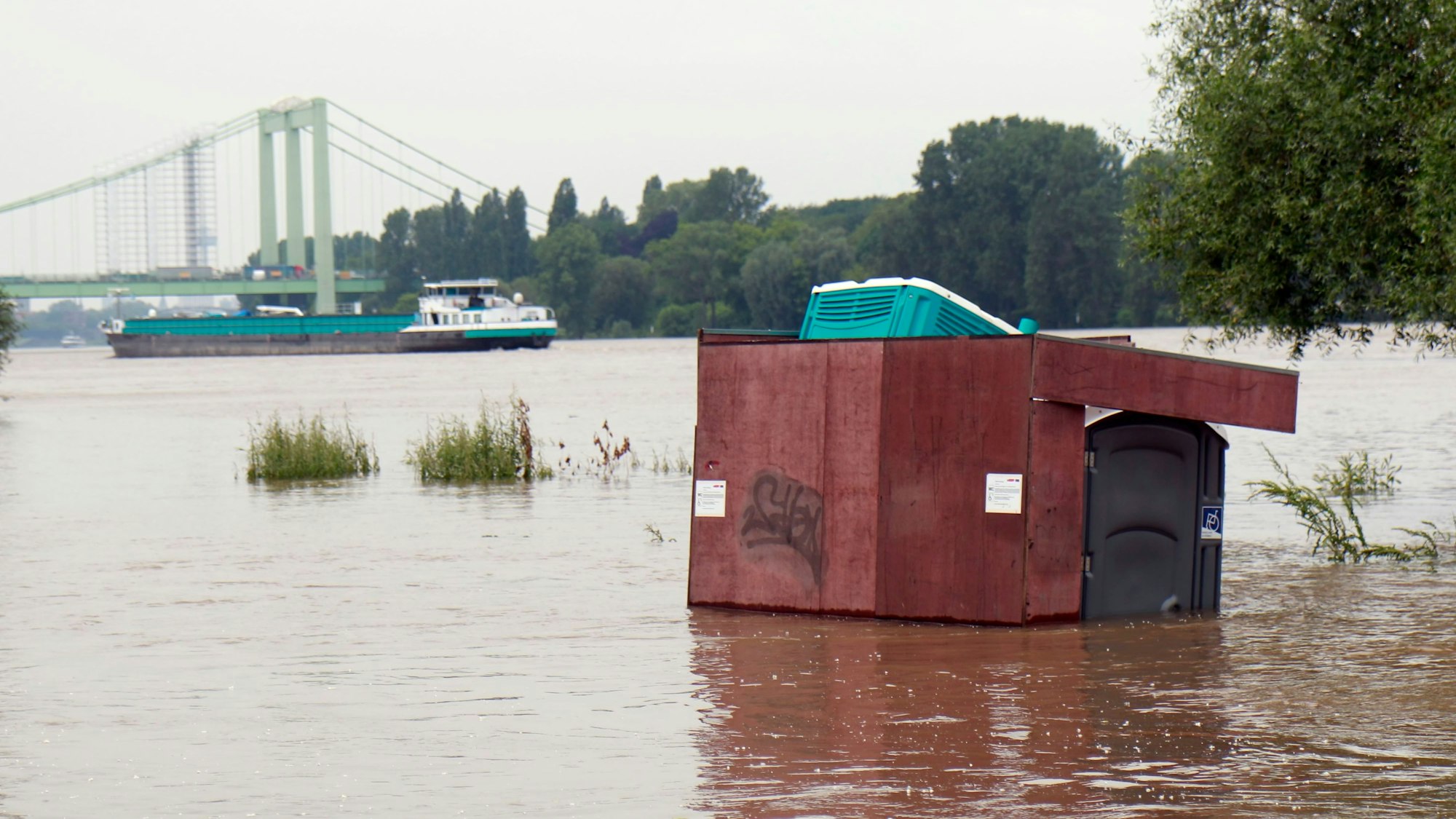 Eine überschwemmte Toilettenanlage in Köln