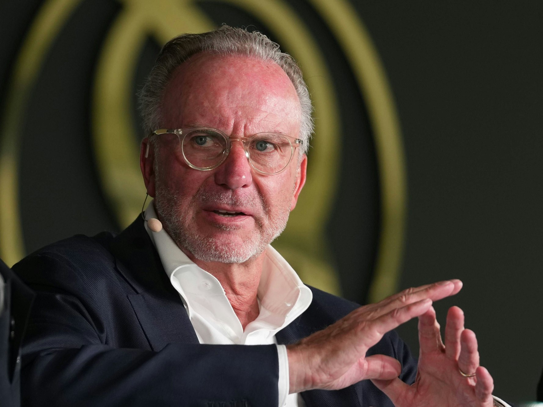 Karl-Heinz Rummenigge spricht bei den Globe Soccer Awards auf dem Podium.
