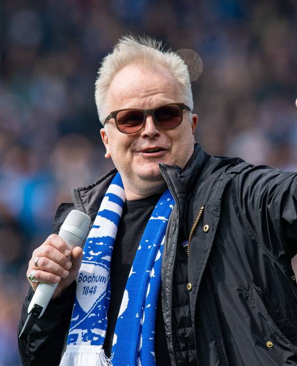 Herbert Grönemeyer singt vor dem Spiel des VfL Bochum.
