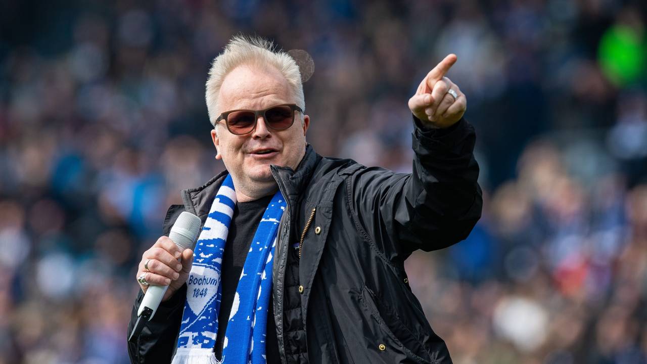 Herbert Grönemeyer singt vor dem Spiel des VfL Bochum.