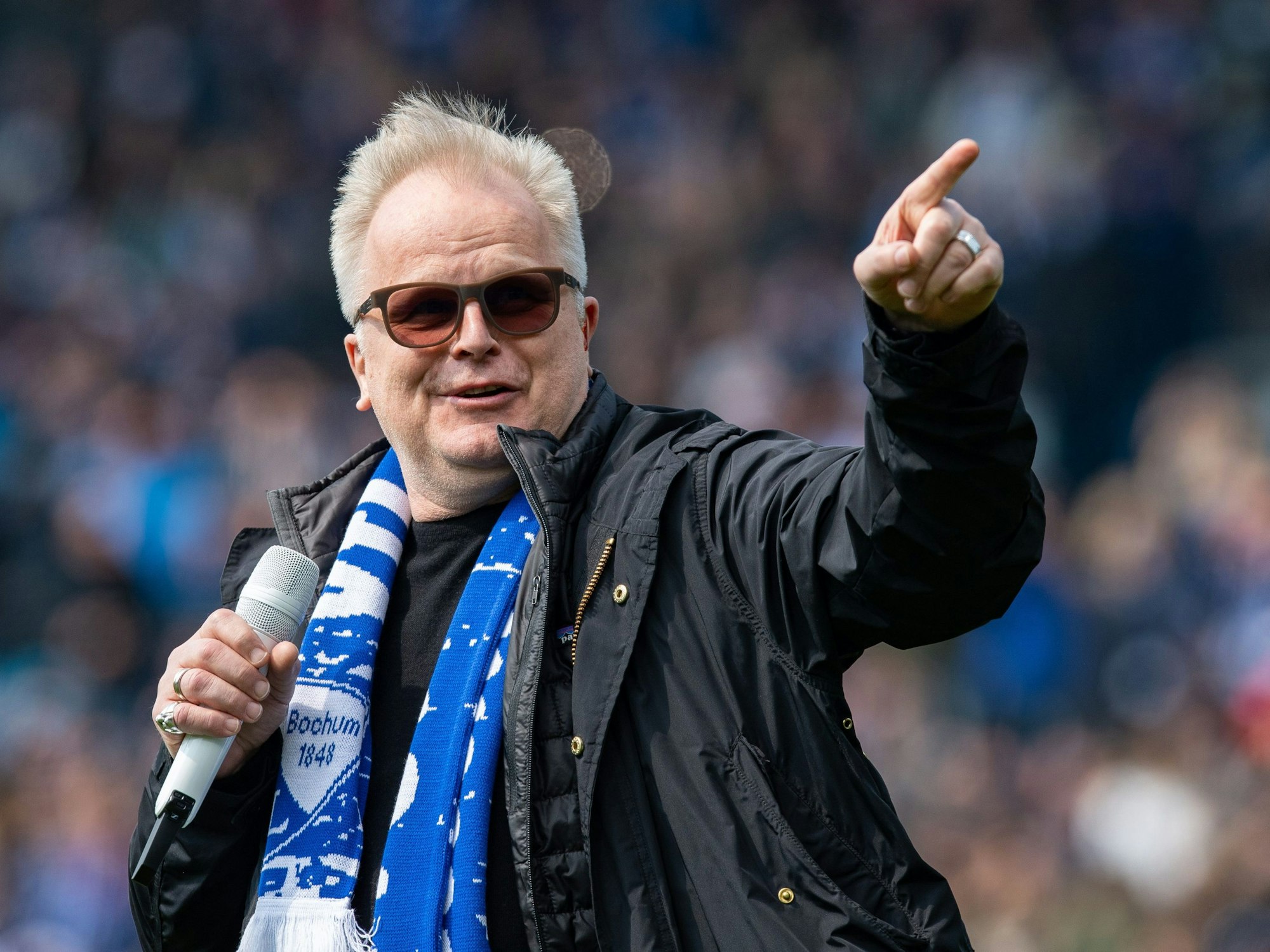 Herbert Grönemeyer singt vor dem Spiel des VfL Bochum.