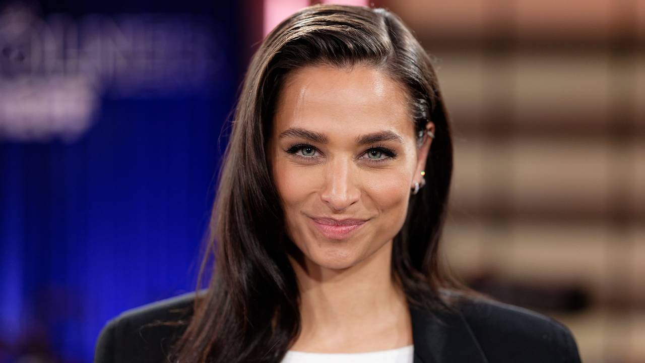 Amira Pocher, Moderatorin, steht nach der Aufzeichnung der WDR Talkshow „Kölner Treff“ im Studio, hier im März 2024 in Köln.