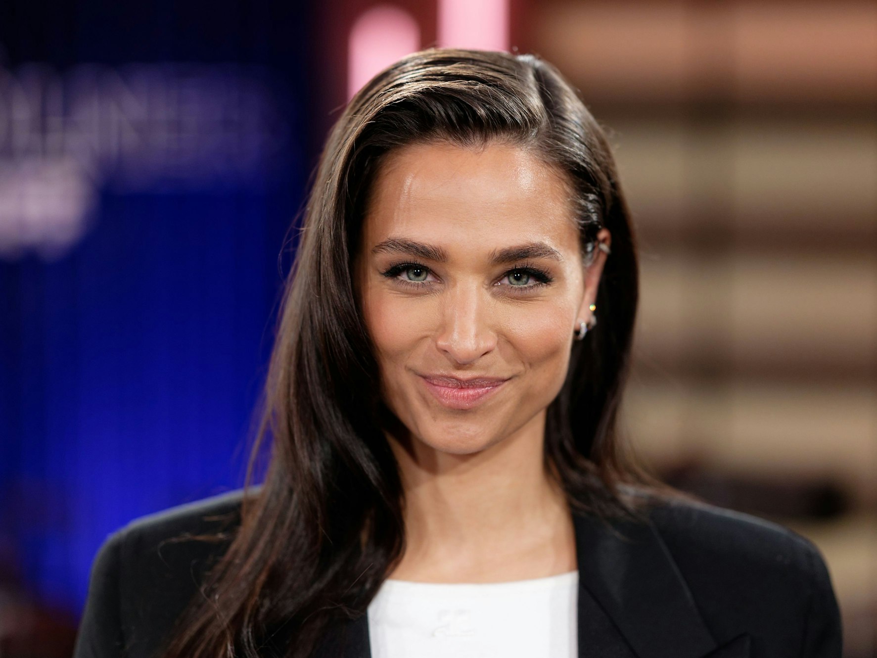 Amira Pocher, Moderatorin, steht nach der Aufzeichnung der WDR Talkshow „Kölner Treff“ im Studio, hier im März 2024 in Köln.