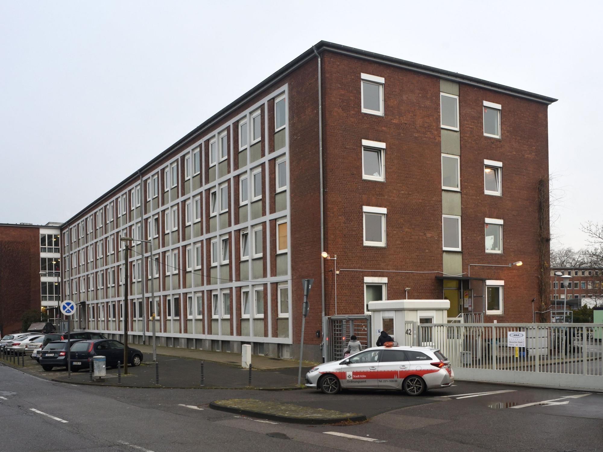 Blick von außen auf eine Flüchtlingsunterkunft in Köln. Hier hat es am 3. Juni gebrannt.