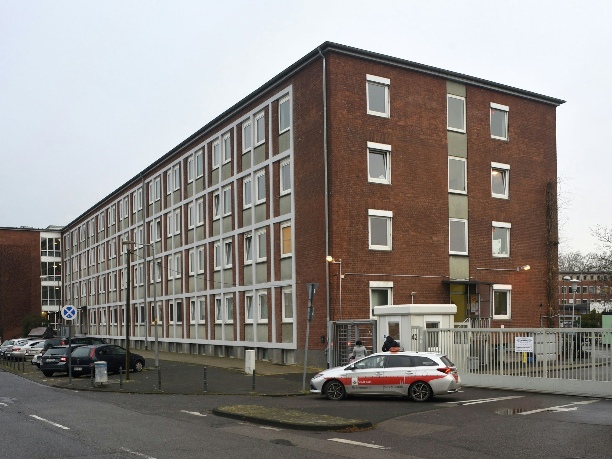 Blick von außen auf eine Flüchtlingsunterkunft in Köln. Hier hat es am 3. Juni gebrannt.