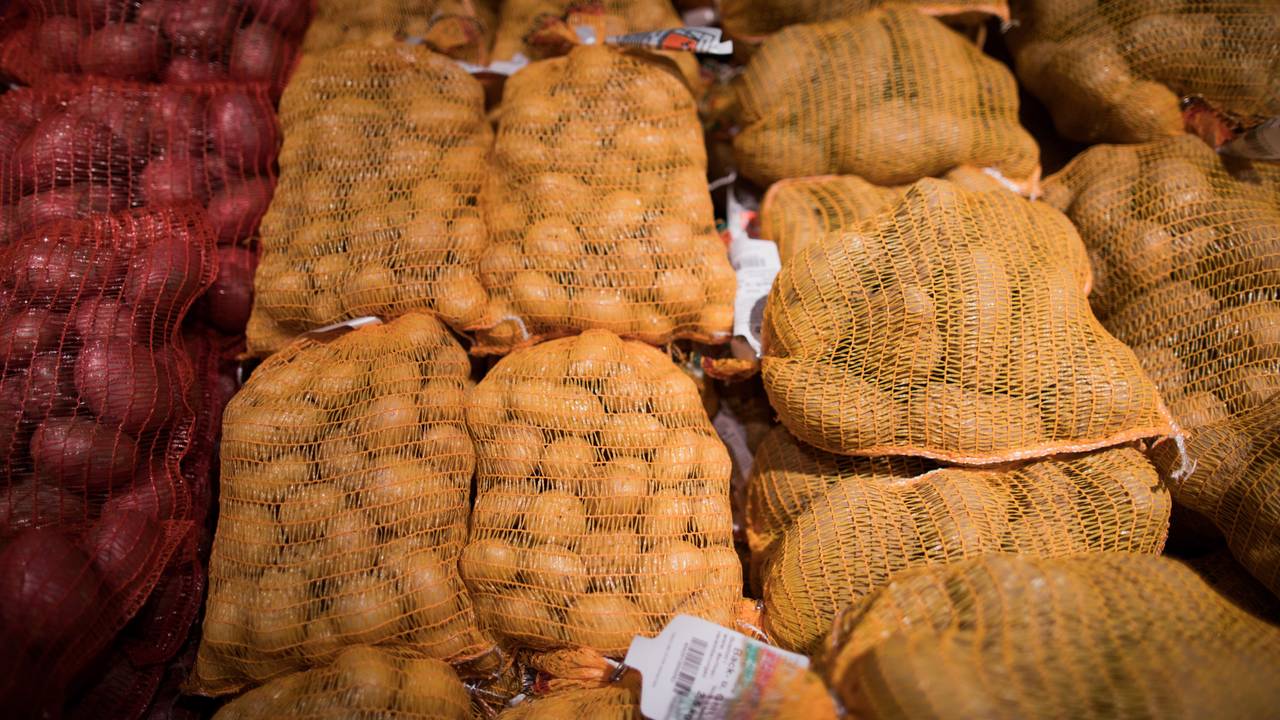 Kartoffeln liegen in einer Supermarkt-Filiale.