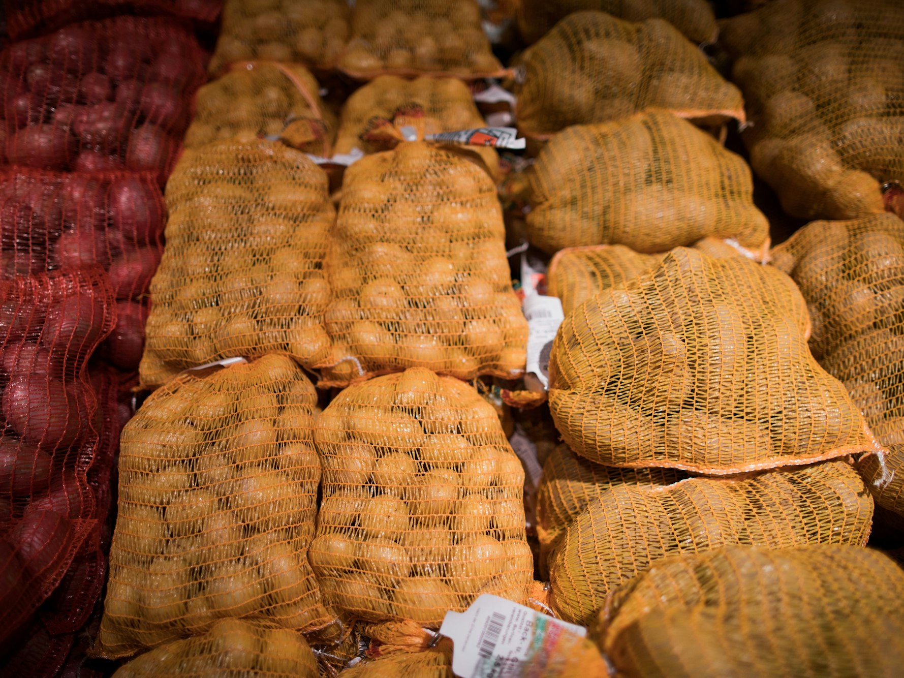 Kartoffeln liegen in einer Supermarkt-Filiale, hier im März 2018 in Düsseldorf.