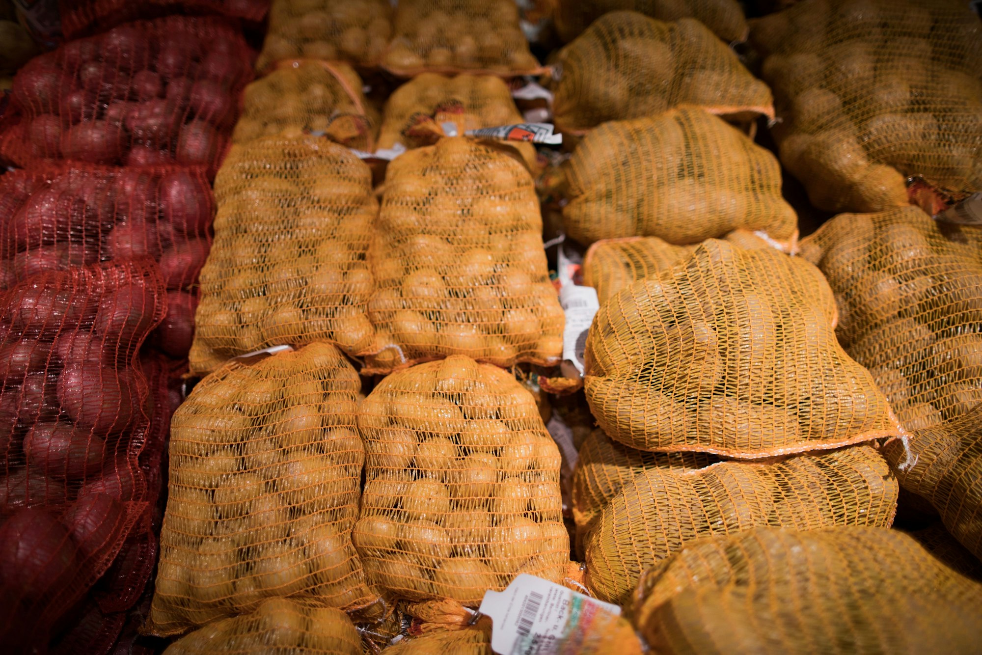 Kartoffeln liegen in einer Supermarkt-Filiale.